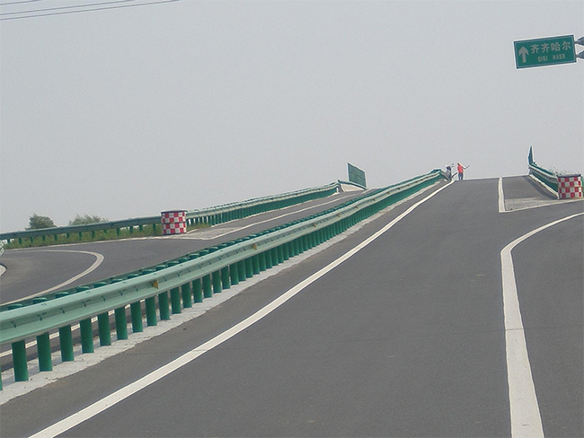 青岛高速公路护栏的材质与规格