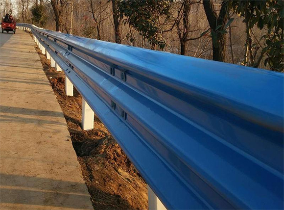 青岛公路波形护栏板的优点
